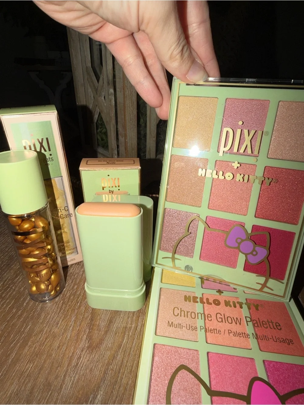 pixi x Hello Kitty Chrome Glow Palette, On The Glow Base, & Vit C Caps, RV$55!
